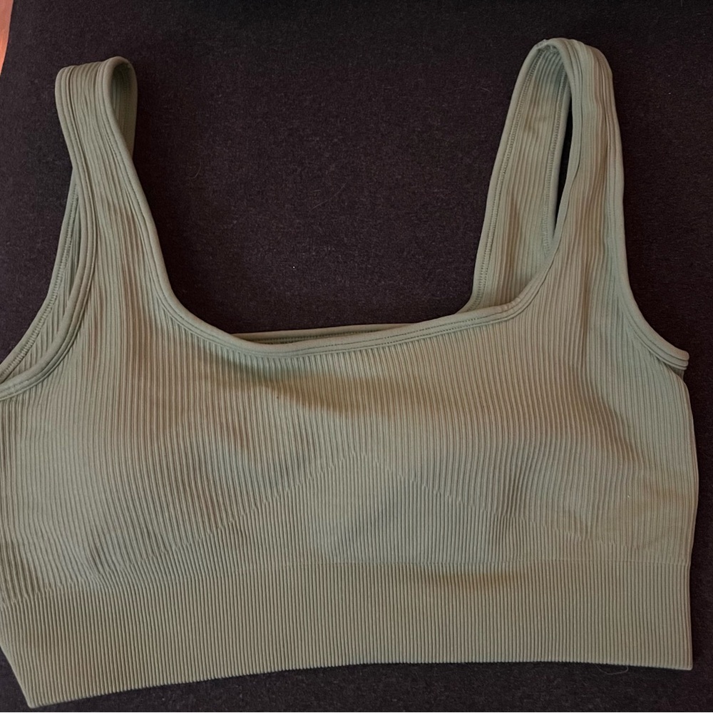 Sports/bralette. Ribbed material, large, and with removable cups